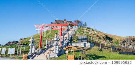 「青森縣」蕪島神社和八戶市在晴朗的天空下熠熠生輝 109995925