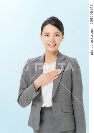 微笑著站著的女商人 微笑著站著的女商人 109996148