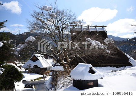 Kyoto Miyama, Kayabuki no Sato, snowy landscape, water cannon 109996416