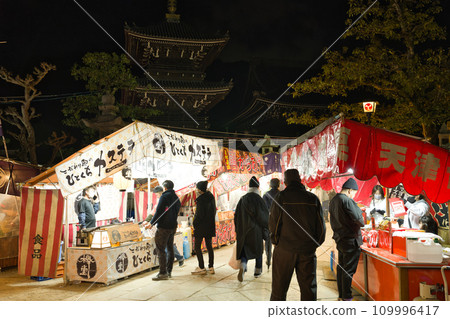 [大阪府]1月和元旦期間與家人一起參拜神社[夜景] 109996417
