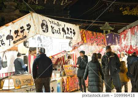 [大阪府]1月和元旦期間與家人一起參拜神社[夜景] 109996418