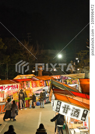 [大阪府]1月和元旦期間與家人一起參拜神社[夜景] 109996472