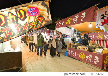 [大阪府]1月和元旦期間與家人一起參拜神社[夜景] 109996478