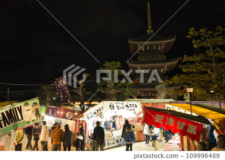 [Osaka Prefecture] Visit the shrine with your family during January and New Year's Day [Night view] 109996489