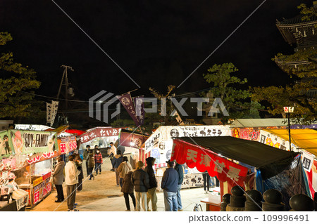 [大阪府]1月和元旦期間與家人一起參拜神社[夜景] 109996491