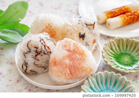 Rice balls wrapped in plastic wrap 109997420