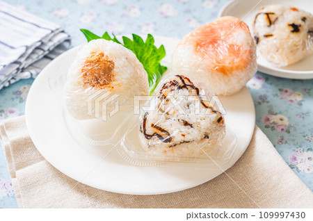 Grilled mustard cod roe and salted kelp rice ball 109997430