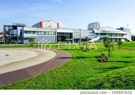 Sunny morning Funabashi Sanbanze Environmental Learning Center (Funabashi City, Chiba Prefecture) 109997628