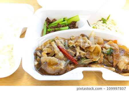 Delicious pork, vegetable and mushroom stir-fried Chinese stamina bento 109997807