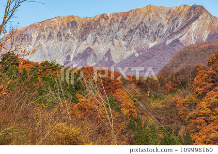 國立公園山、紅葉染紅的藍天 國立公園山、紅葉染紅的藍天 109998160