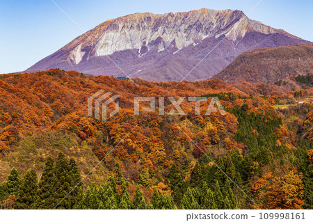 國立公園山、紅葉染紅的藍天 國立公園山、紅葉染紅的藍天 109998161