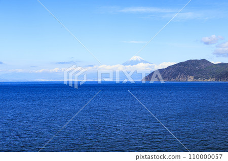 冬天從駿河灣看到的駿河港和白雪皚皚的富士山 110000057