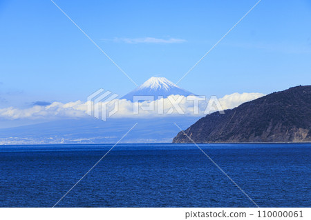 冬天從駿河灣看到的駿河港和白雪皚皚的富士山 110000061