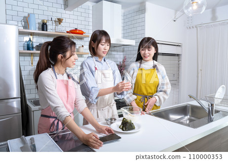 三個女人在廚房裡做飯團 三個女人在廚房裡做飯團 110000353