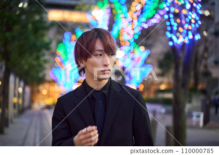一個人在夜晚的城市徘徊 110000785