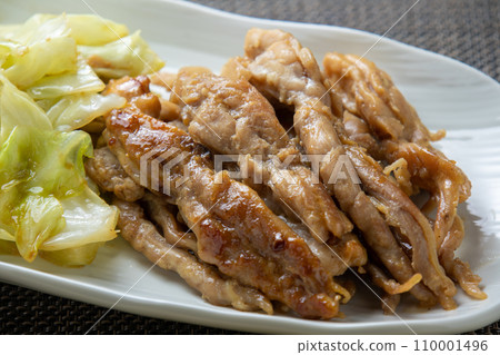 用奶油和醬油炒雞肉歐芹。 用奶油和醬油炒雞肉歐芹。 110001496