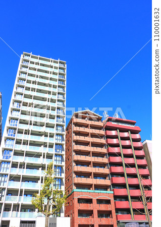 愛知縣名古屋市櫻通沿線的風景,兩旁林立著許多高層建築和塔樓公寓。 愛知縣名古屋市櫻通沿線的風景,兩旁林立著許多高層建築和塔樓公寓。 110001632
