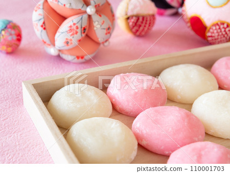 Red and white mochi celebration rice cake Red and white mochi celebration rice cake 110001703