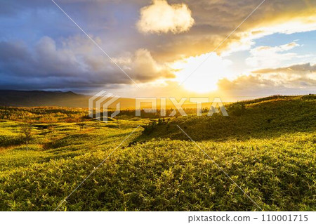 Shiretoko Gogo Field House - Sunset over Shiretoko seen from the elevated wooden walkway - Shari Town, Hokkaido 110001715