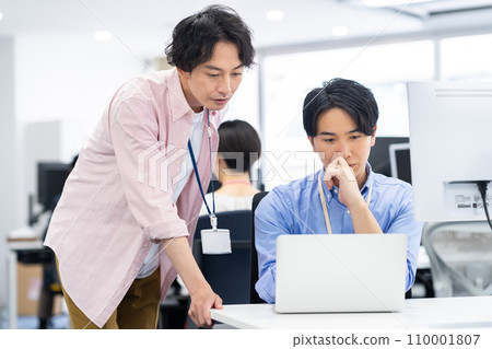 在辦公室工作的年輕工程師 在辦公室工作的年輕工程師 110001807