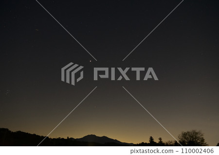 木星在東方天空的茅岳上空升起 110002406