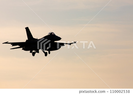 一架 F-2 戰鬥機在夕陽下電影般著陸的剪影 110002538