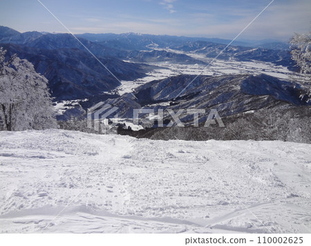 在陽光明媚的滑雪場上輕鬆滑行 110002625