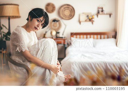 Indoor female portrait shooting 110003195