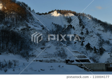 Snow-covered mountain scenery beside Yokogawa Dam in Oguni 110004177