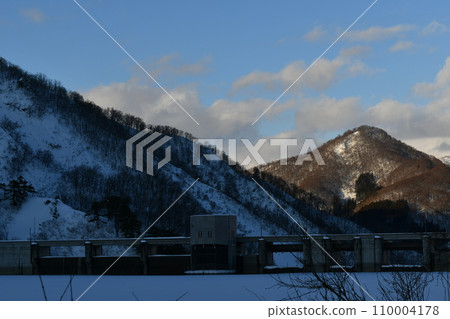 Winter scenery of Yokogawa Dam in Oguni with a calm sky 110004178