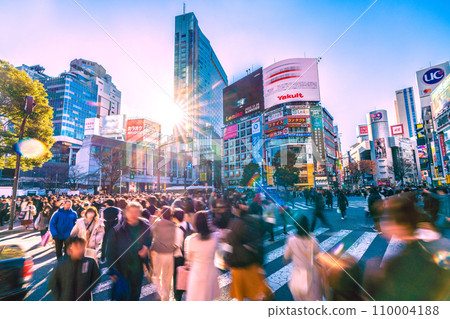 日本東京城市景觀 十二月的喧囂…熙熙攘攘的澀谷。光與影...走向明天，走向光明與希望的時代...=23rd 110004188