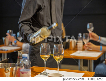 People visit wine tasting. 110004255
