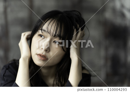 Young woman cool beauty Young woman cool beauty 110004293