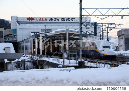 E4 series old livery arriving at Gala Yuzawa Station on Joetsu Shinkansen in winter E4 series old livery arriving at Gala Yuzawa Station on Joetsu Shinkansen in winter 110004566