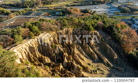 [Awa City, Tokushima Prefecture] Awa Earthen Pillar Hatodake [Aerial Photography] 110004797