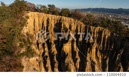 [Awa City, Tokushima Prefecture] Awa Earthen Pillar Hatodake [Aerial Photography] 110004810