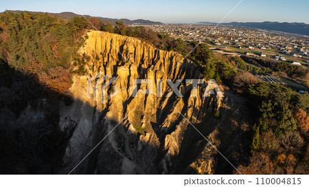 [Awa City, Tokushima Prefecture] Awa Earthen Pillar Hatodake [Aerial Photography] 110004815