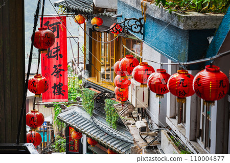 雨中的台灣九份 110004877