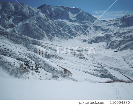 春の雪山 110004880