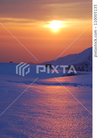 壯觀的日落春天雪山 壯觀的日落春天雪山 110005135