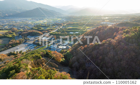 [Awa City, Tokushima Prefecture] View from near the top of Hatodake, the earth pillar of Awa [Aerial photo] 110005162