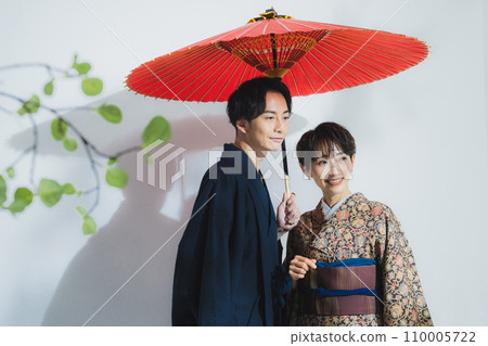 穿著和服、打著雨傘的男人和女人 穿著和服、打著雨傘的男人和女人 110005722
