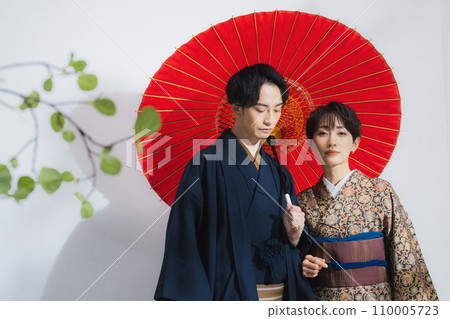 穿著和服、打著雨傘的男人和女人 110005723