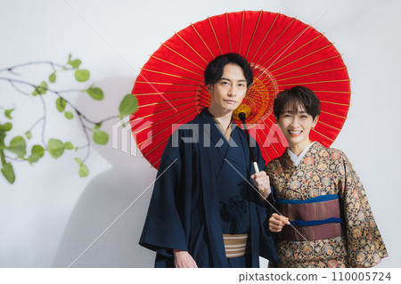 穿著和服、打著雨傘的男人和女人 穿著和服、打著雨傘的男人和女人 110005724