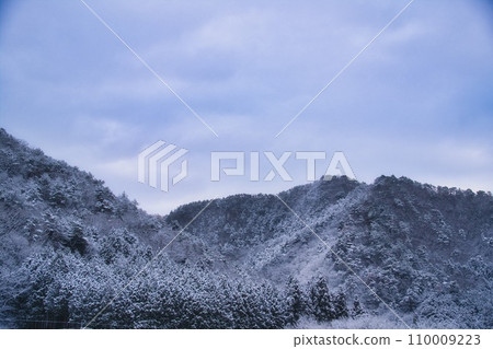 白雪覆蓋的山脈 白雪覆蓋的山脈 110009223