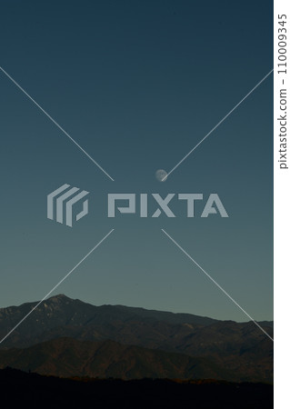 11.7歲的月亮在傍晚的天空升起在金風山上空。 110009345