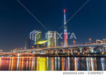「東京」東京晴空塔和隅田川夜景 110009927