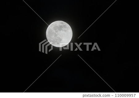Beaver Moon, the full moon of November that has just risen Beaver Moon, the full moon of November that has just risen 110009957
