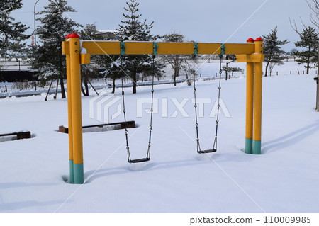 Children's park play equipment Snowfall scenery 110009985