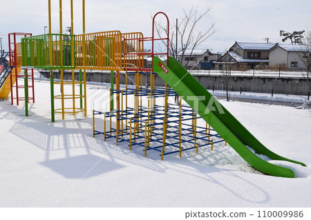 Children's park play equipment Snowfall scenery 110009986